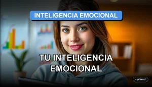Joven estudiante universitaria sonriendo con confianza en un moderno campus, representando el equilibrio y la inteligencia emocional clave para el éxito académico.