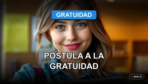 Joven estudiante sonriendo con confianza en un moderno campus universitario. Imagen que inspira a postular a la Gratuidad a través del FUAS con seguridad y optimismo.